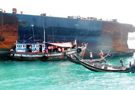 4 thợ lặn trục vớt tàu Malaysia chết do không đeo mặt nạ phòng độc